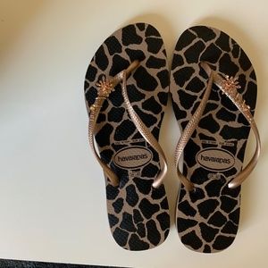HAVAIANAS FLIP FLOPS NWOT GIRAFFE PRINT
